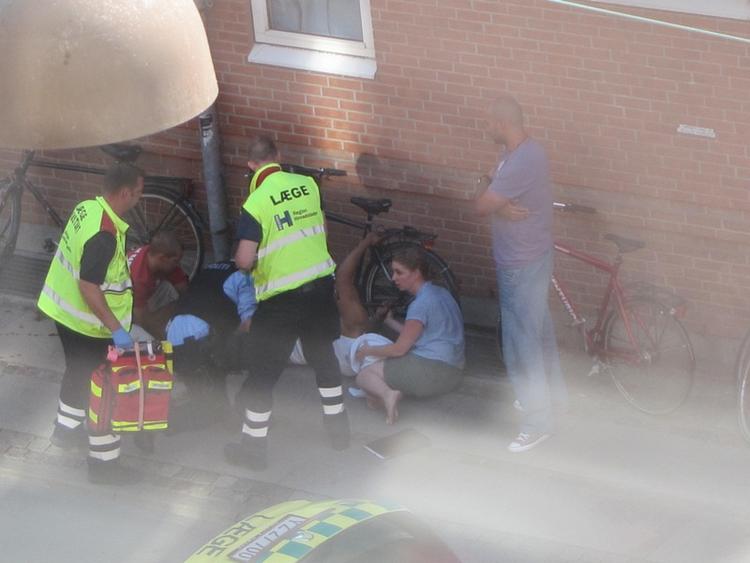 SKUDT. To mænd blev i går ramt af skud på Nørrebro. Politiet anholdte efterfølgende en person for at skjule en pistol på Bispebjerg Hospital. -Foto: Øjenvidne 