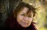 Karen-Lise Mynsters rolige stemme klæder den rørende historie om en datters tidlige død. 