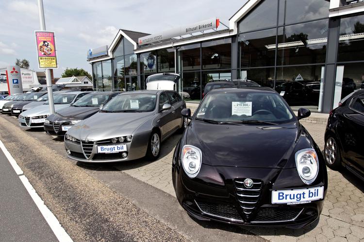 dyk. Alfa Romeo 159 (nr. to fra højre) kan være billig at komme til, når den er tre år gammel. Især hvis den har en af de største motorer. 