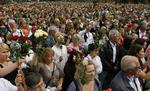 Sammenhold. Deltagelse i samfundet er en borgerpligt. De, som står udenfor, er idioter, skriver debattør. 