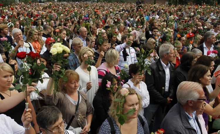 Sammenhold. Deltagelse i samfundet er en borgerpligt. De, som står udenfor, er idioter, skriver debattør. 