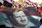Støtter. Urolighederne i Syrien begyndte midt i marts. Indtil nu er ca. 1.500 mennesker omkommet. Assad vil ikke helme, før oprøret er slået ned. 