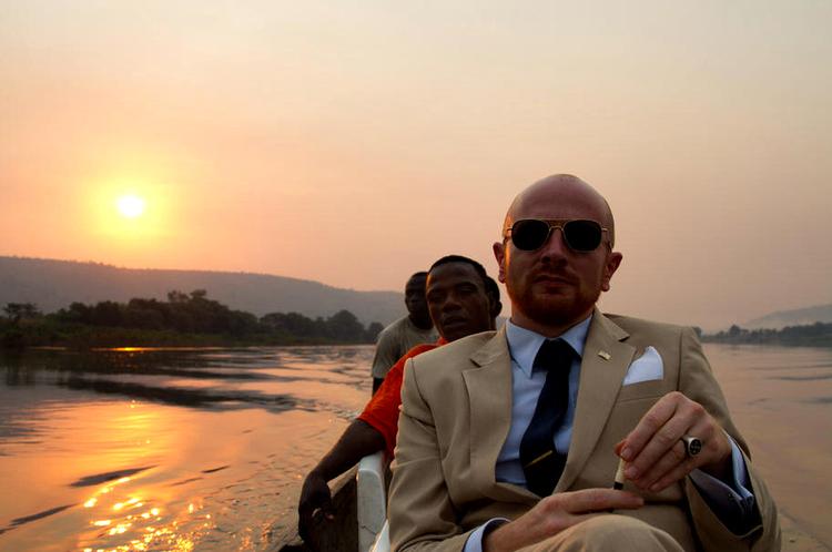 Undercover. Udstyret med et diplomatpas rejser journalist Mads Brügger undercover i Centralafrika. Det giver ham adgang til magtens inderkredse. 