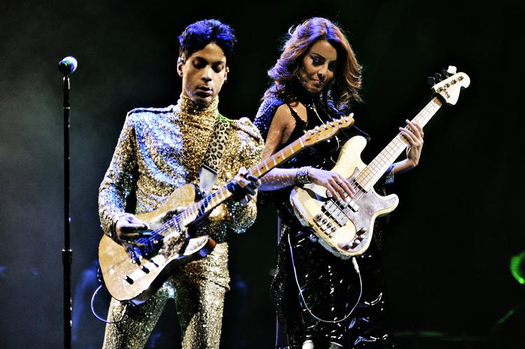 BassIda.  Danske Ida Kristine Nielsen har det sidste år været verden over med den amerikanske popstjerne Prince, der er berømt for at foretrække kvindelige musikere i sit backingband. 