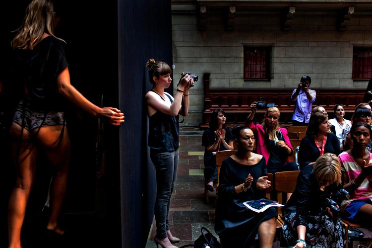 modejob. Modeblogger Kia Ellegaard Møller fra blogkollektivet Bloggers Delight på arbejde under et af gårsdagens modeshow på Københavns Rådhus. 