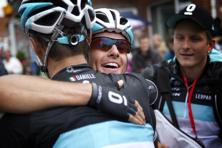 Bejler. Daniele Bennati (med ryggen til) har tidligere i år kørte et par gode enkeltstarter, og det gør, at han kan være med i kampen om den samlede sejr i den danske cykeludfordring. 