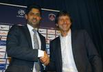 Håndtryk. Den nye PSG-ejer Nasser al-Khelaifi (t.v.) har hyret brasilianeren Leonardo til at få et slagkraftigt mandskab med Champions League-potentiale op at stå. 