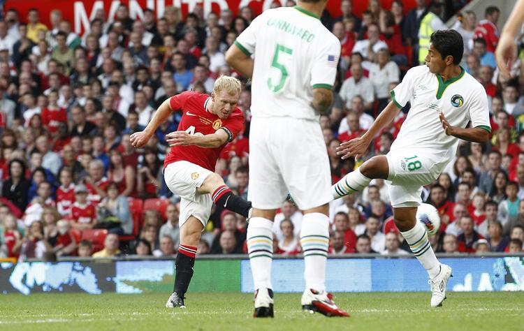 bang. Paul Scholes (t.v.) skal i fremtiden arbejde som ungdomstræner i Manchester United. 