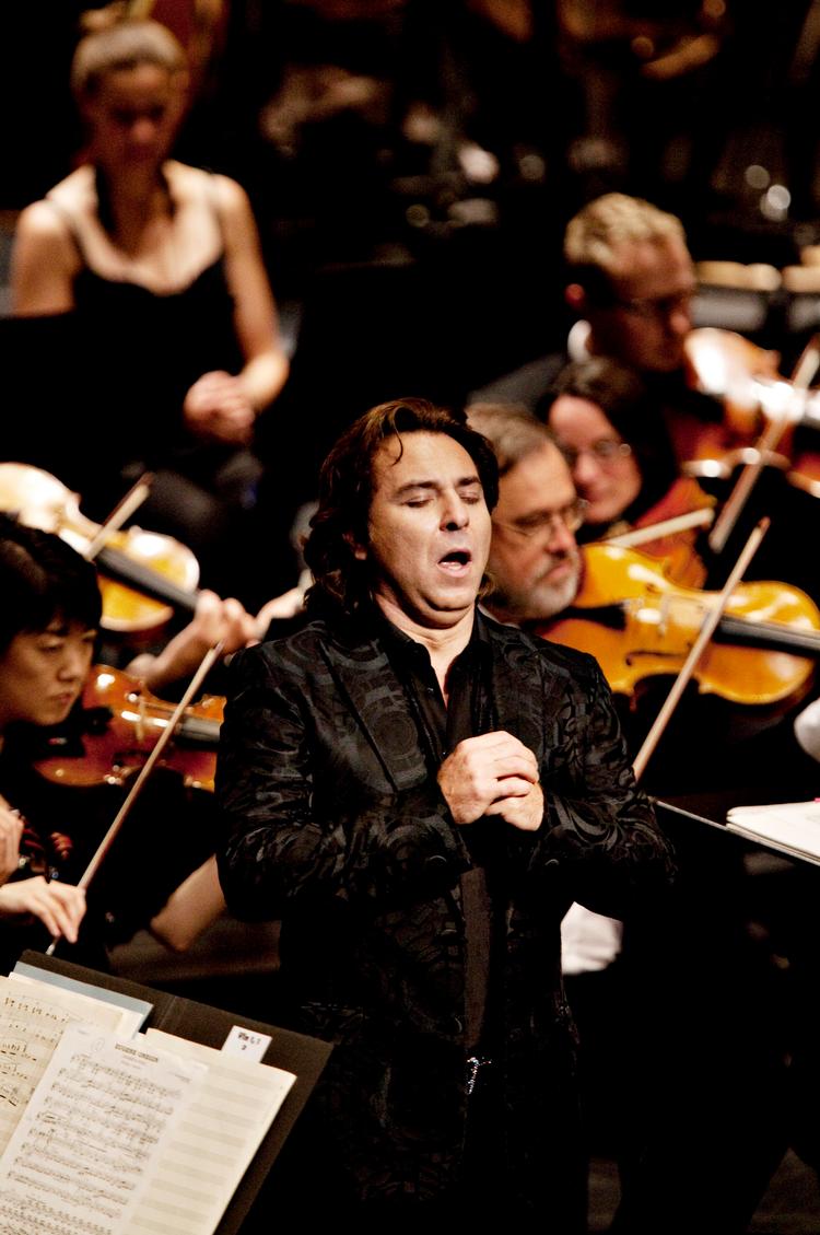 Honningsød. Mellem sangene blinkede Roberto Alagna til det begejstrede publikum. Men når han sang, lukkede han øjnene i dyb musikalsk koncentration.