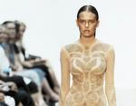 Kritik. Dansk modejournalistisk er for ukritisk, mener flere eksperter. På billedet ses en model fra Anne Sofie Madsens show forleden på Copenhagen Fashion Week. 
