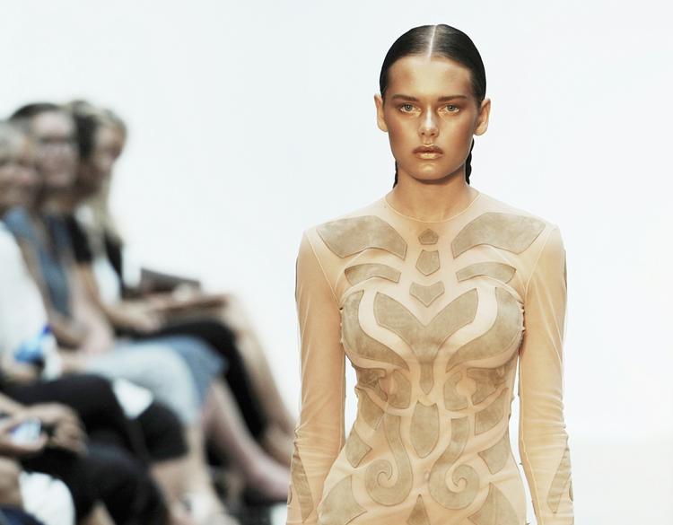 Kritik. Dansk modejournalistisk er for ukritisk, mener flere eksperter. På billedet ses en model fra Anne Sofie Madsens show forleden på Copenhagen Fashion Week. 