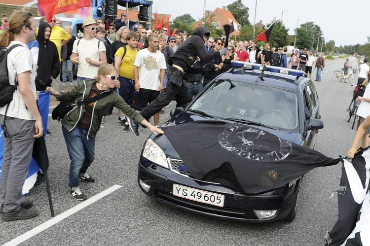 DEMONSTRATION. Da en kvinde blev anholdt for at køre ind i en motorcyklist,  brød der uro ud, som betød at yderligere to blev anholdt. 
