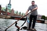 Gondolier. Franco Bognolo sejler normalt rundt på Furesøen for sin fornøjelses skyld. Men nu kan du komme om bord i hans langskib og måske - hvis du er heldig eller særlig sød - få en serenade med. 