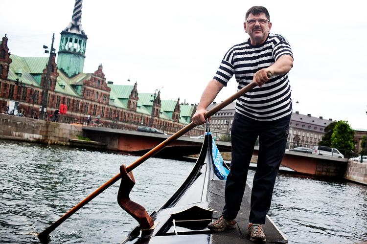 Gondolier. Franco Bognolo sejler normalt rundt på Furesøen for sin fornøjelses skyld. Men nu kan du komme om bord i hans langskib og måske - hvis du er heldig eller særlig sød - få en serenade med. 
