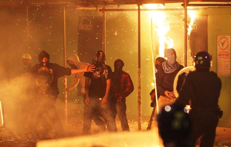 Demonstranterne var på gaden i protest mod, at en 29-årig far til fire havde mistet livet som følge af en skudveksling med politiet. 