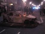 På et tidspunkt blev to politibiler samt en dobbeltdækkerbus og en butik sat i brand, mens urolighederne fortsat tog til. 