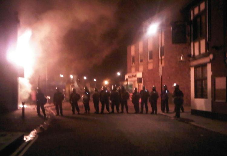 29-årige Mark Duggan, som havde fået demonstranterne på gaden, fordi han blev skudt af en politimand, formodes at tilhøre en bande. 