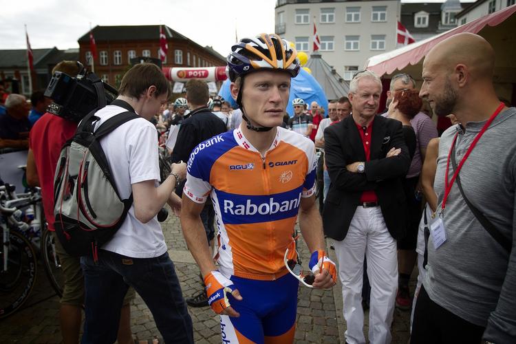 ude. Matti Breschel nåede at køre i førertrøjen i Post Danmark Rundt, men sygdom tvinger danskeren ud før finalen. 