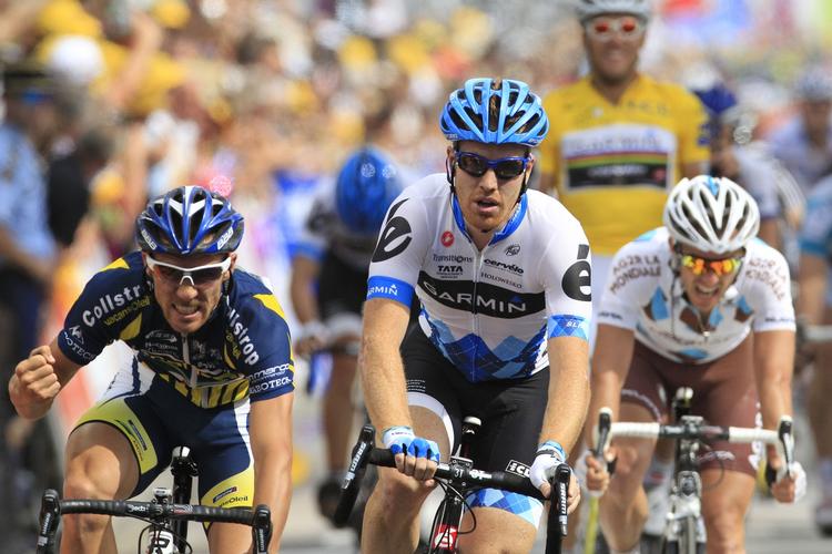 styrt. En ærgerlig Romain Feillu (tv) banker hånden i styret efter at være blevet slået i spurten på 3. etape af Tour de France af Tyler Farrar. Året har ellers bragt mange førstepladser til franskmanden. 