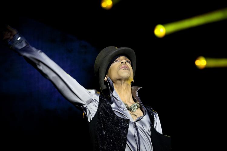 Funk. Prince spiller på 10-øren ved Amager Strandpark i aften. Skybrud over København stoppede hans koncert før tid i går. 