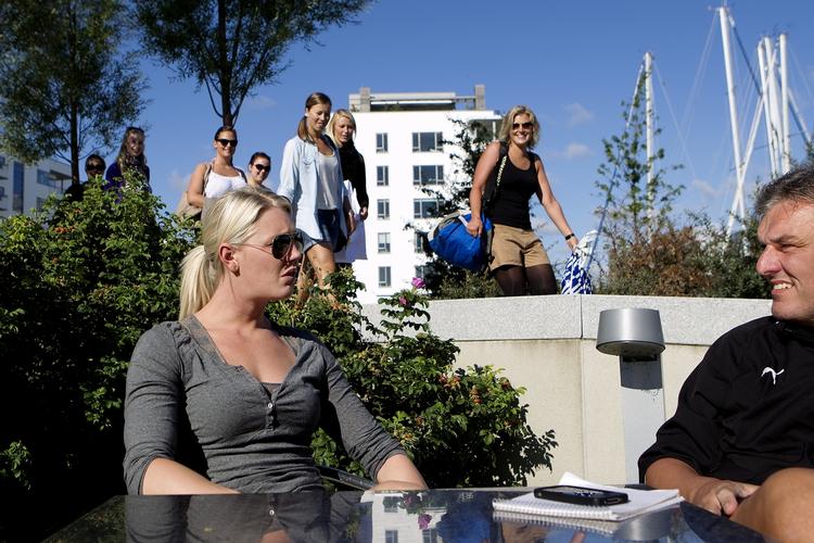 shanghaiet. Midt under et interview med politiken.dk blev Jeanette Ottesen overrasket af veninderne, der havde planlagt hendes polterabend i Tuborg Havn. 