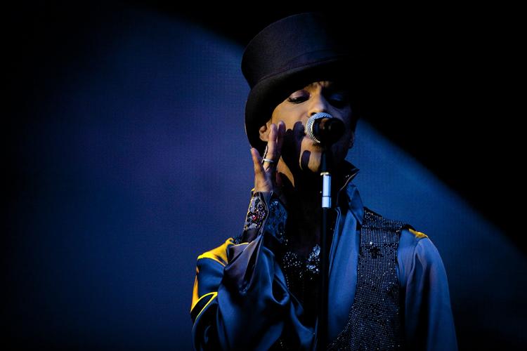 Prince. Den lille, lilla dansetrold lagde 10-øren ned, før regnen jog ham på flugt. 