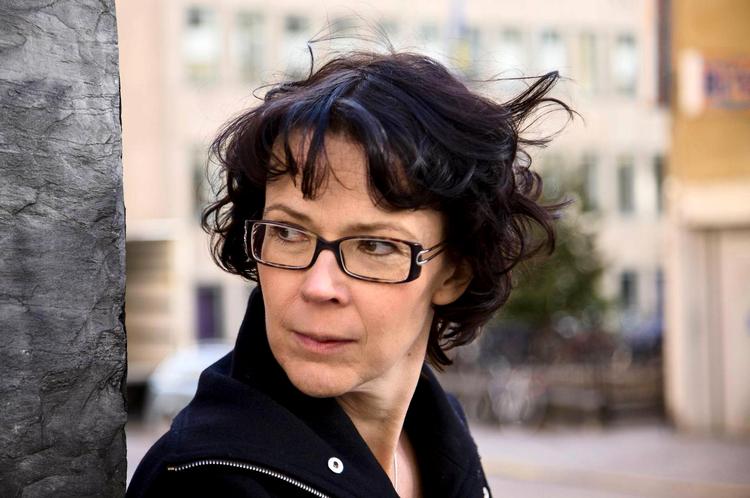 Skriver. Tove Alsterdal er debuterende romanforfatter, men har tidligere skrevet  manuskripter til radioteater, teaterforestillinger, revyer og operaer. 