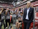 pres. Ståle Solbakken med ryggen til en hær af fotografer og FC Kölns talstærke tilhængere på hjemmebanen. 