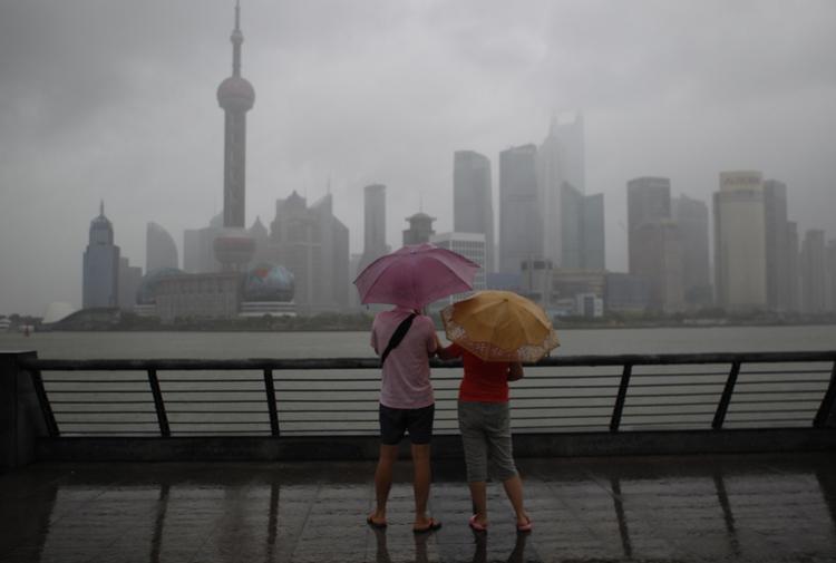 Uvejr. Shanghai undslap tyfonen, men kraftige vinde og regn hærgede millionbyen. 