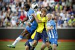 sandwich. Anders Randrup fra Brøndby bliver klemt mellem OB'erne Hans Henrik Andreasen (th) og Peter Utaka. Senere blev Anders Randrup udvist efter to dumme gule kort. 