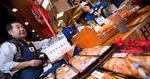 SULT. På Tokyos berømte fiskemarked kan du både se ufattelige mængder af fisk og spise fantastisk. 