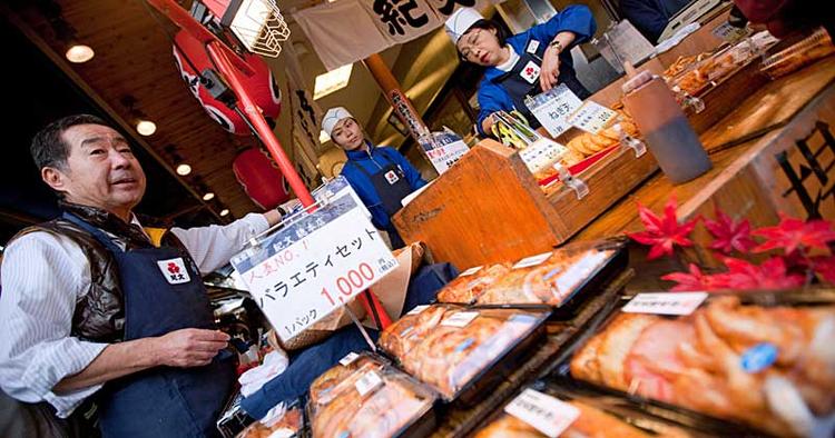 SULT. På Tokyos berømte fiskemarked kan du både se ufattelige mængder af fisk og spise fantastisk. 