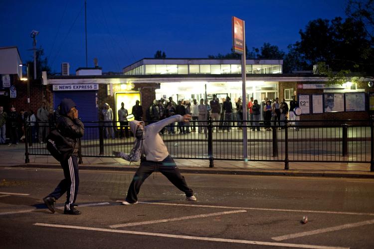 kampe. Unge uromagere smider sten mod politiet i Londonbydelen Enfield i nat. 