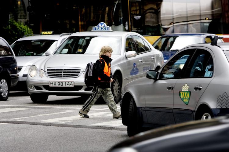 Der er selvfølgelig forskel på hvornår barnet er parat til at tage vejen til skole på egen hånd. Men Rådet for Større Færdelssikkerhed har udstukket nogle retningslinjer. Foto: Thomas Borberg. 