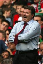landstræner. John Toshack i spidsen for det walisiske landshold i en kamp mod Slovakiet i 2008. 