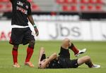skadet. FC Midtjyllands Jakob Poulsen måtte søndag bide i græsset efter en hensynsløs tackling af Lyngbys Morten Bertolt. 
