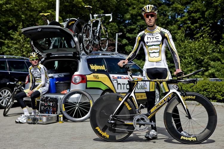 skifter. Lars Bak iført trøjen fra Team HTC Highroad, som nu lukker. 
