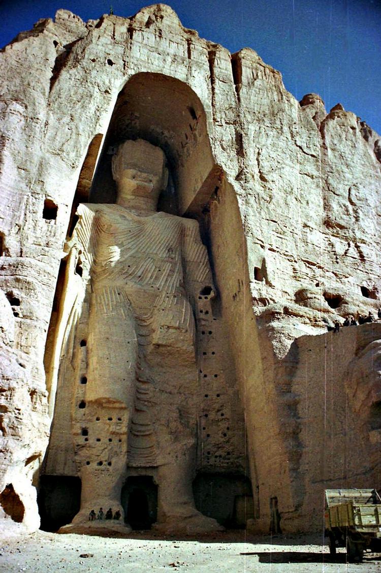 Angrebet. Med en særlig teknik kan man samle bygningsværker, der ligger i ruiner. Men man har besluttet ikke at rekonstruere de to buddhaskulpturer, som Taleban bombede i marts 2001. Arkivfoto: AP 