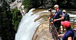 RISIKO. Tre unge amerikanere hoppede over afspæringen ved Vernal Fall i Yosemite-parken. De ville lidt tættere på, men blev revet med af vandmasserne. De overlevede ikke styrtet. 
