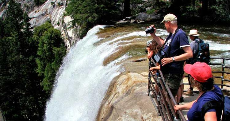 RISIKO. Tre unge amerikanere hoppede over afspæringen ved Vernal Fall i Yosemite-parken. De ville lidt tættere på, men blev revet med af vandmasserne. De overlevede ikke styrtet. 