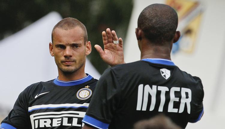 pokerspil. Manchester United stopper deres aktive interesse for hollænderen Wesley Sneijder (venstre). Udmeldingen kan dog ifølge engelske aviser være et håb om, at Sneijder bliver billigere. 