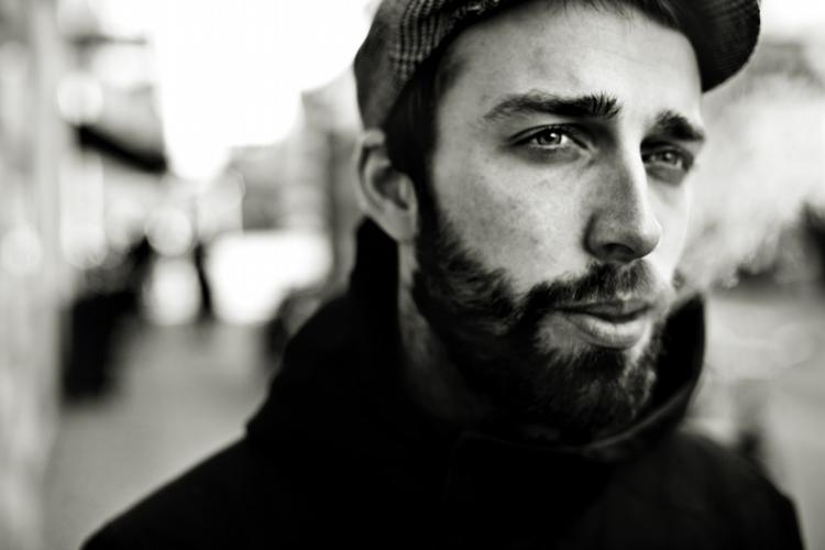 Ny retning. Der er vejrskift under elmene, og sangene er ikke helt så markant indtagende som før, men pilen peger i en ny retning. Stadig med stort potentiale. 