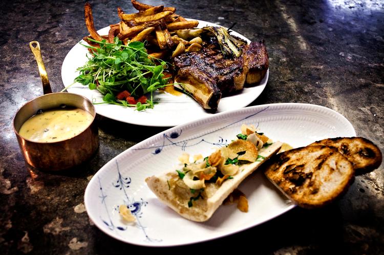 Bistrobøffer. Nimb Bar’n’Grills bøffer serveres med bearnaise og fritter, og det mætter til en overkommelig pris. 