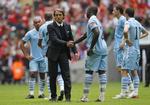 ærkerivaler. Manchester Citys manager Roberto Mancini hilser på sine spillere efter nederlaget til Manchester United. 