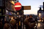 Risikojob. Britisk politi i aktion i går i Londons gader. Betjentene er udsat for direkte angreb fra uromagere, siger politichef. 