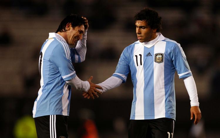 utilpasset. Carlos Tevez (th) takker sin argentinske holdkammerat Lionel Messi for kampen, da Argentina spillede mod Albanien i juni. 