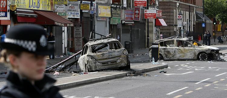 Uro. London har over weekenden været plaget af voldsomme optøjer, der både har kostet store brande og flere sårede. 