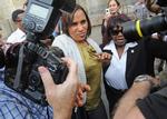 Nafissatou Diallo beskriver i anmeldelsen meget detaljeret, hvordan hun er blevet misbrugt af Dominique Strauss Kahn. 