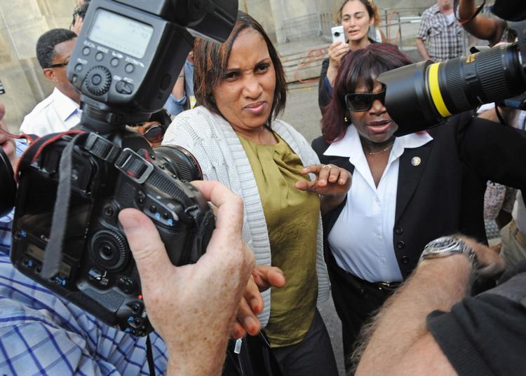 Nafissatou Diallo beskriver i anmeldelsen meget detaljeret, hvordan hun er blevet misbrugt af Dominique Strauss Kahn. 