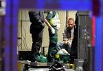 En såret mand behandles i en ambulance efter at være blevet arresteret for butikstyveri. 